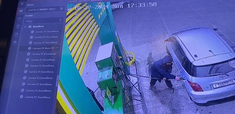 Украли бензин на глазах у жертвы. В Якутске двое мужчин заправили свою машину за чужой счет