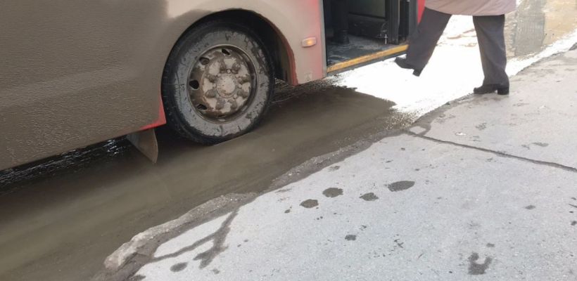 «Подбегаете как одичалые». В Якутске водители автобусов объяснили, почему не подъезжают к бордюрам на остановках