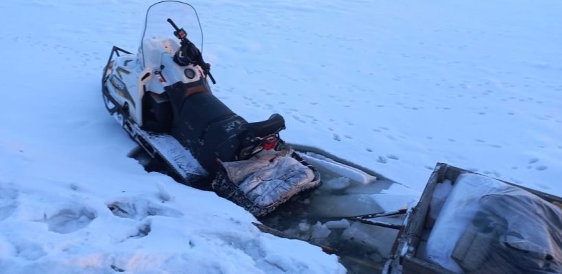 В Среднеколымском улусе погибла пожилая супружеская пара. Они провалились под лед на озере, их тела нашел сын