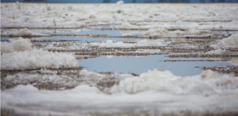 В Якутии компания из пяти человек застряла во льдах на реке