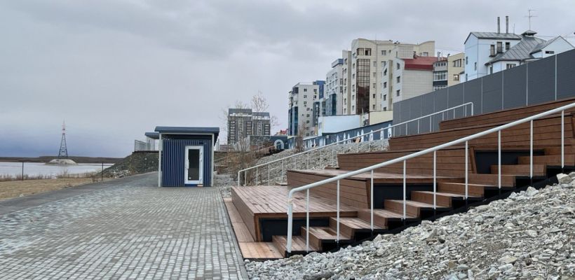 Как выглядит набережная имени Романа Дмитриева со стороны городского пляжа в Якутске