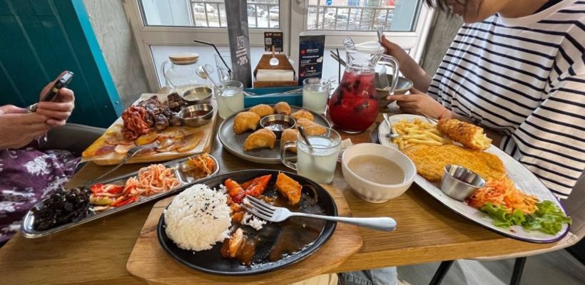 «Кальмары с рисом просто супер» vs. «Здесь лучше не брать рамены». Что пишут о самых популярных местах с корейской кухней в Якутске