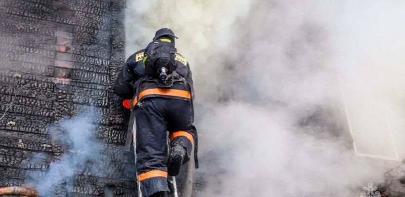 В Якутске при пожаре в жилом доме пострадал мужчина. По дороге в больницу он скончался