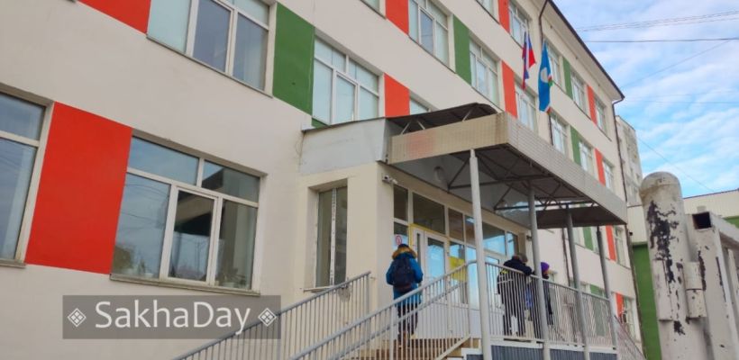 В Якутске учащихся, чей отец напал на учительницу, попросили перевести в другую школу