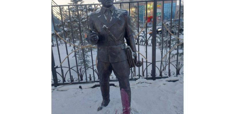 В Якутске хулиганы «переобули» памятник участковому. О чем говорит поступок?