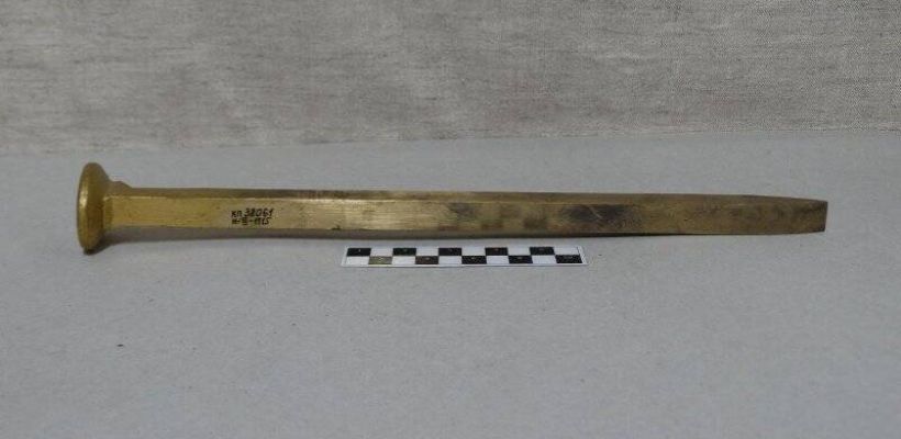 Из чего сделан «золотой костыль»