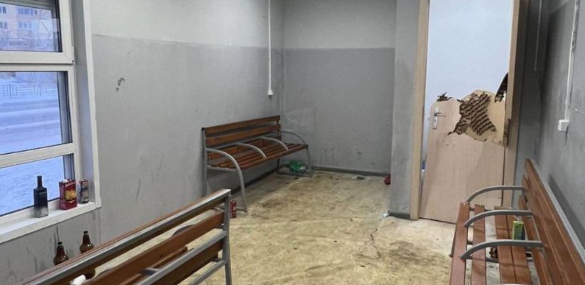 В Якутске теплую остановку «Областная больница» закроют на день. Там выбили дверь в щитовой