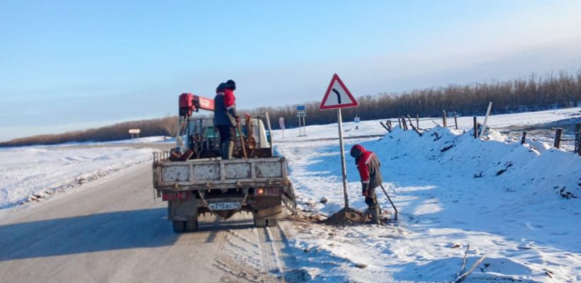 Дорожники Якутии устраивают ледовую переправу через реку Лену