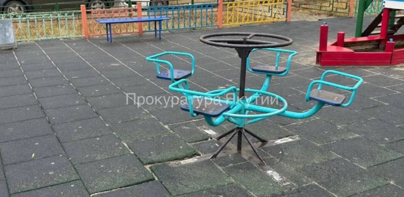 Из-за травмы на детской площадке в Якутске ребенку ампутировали часть пальца.  Прокуратура требует 700 тыс. рублей компенсации