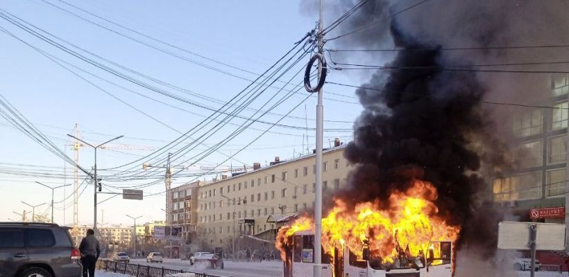 Видеофакт: В Якутске вспыхнул пассажирский автобус