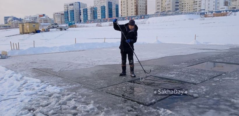 Для якутских моржей во льду прорубили «бассейн»