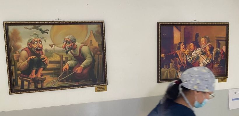 В стоматологическом центре Якутска вывесили картины, «вызывающие тревогу у пациентов». В руководстве ответили, что на них показана история развития