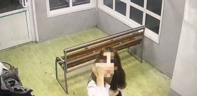 Первый акт вандализма: юная горожанка выбила ногой дверь теплой остановки «Курнатовского»