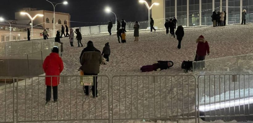 Управление архитектуры: катание детей со склона на площади Ленина в Якутске может навредить газону