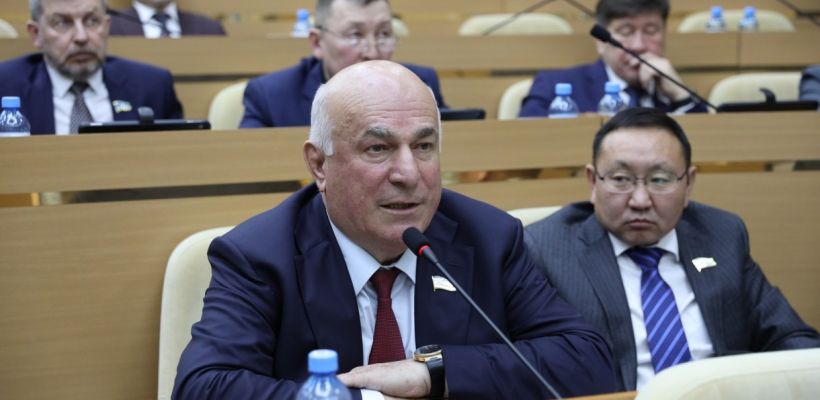 В Якутии нашелся незаменимый директор. Алиш Мамедов работает руководителем «Якутцемента» 35 лет