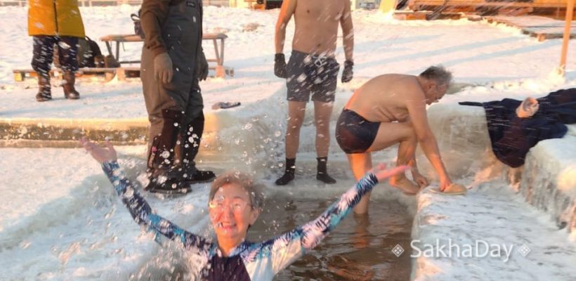 «Закаливание пробуждает иммунитет»: На пляже Якутска празднуют День моржа