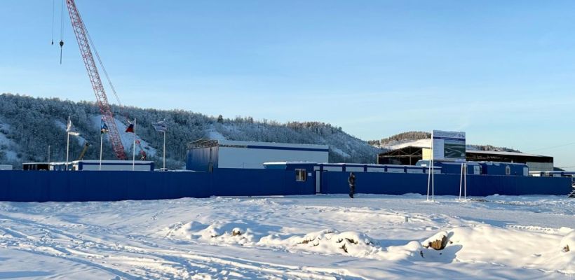 Ленский мост. Идет монтаж двух быстровозводимых зданий