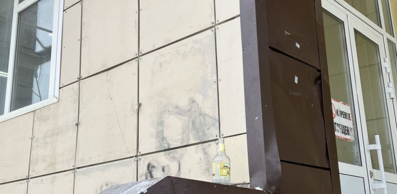 В Якутске пьяный мужчина пристал к девочке возле алкомаркета и двух баров, на работу которых родители жалуются год