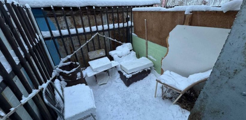 Около детского сада «Улыбка» в Якутске обустроили курилку. В дошкольном учреждении заявили, что она находится за его территорией