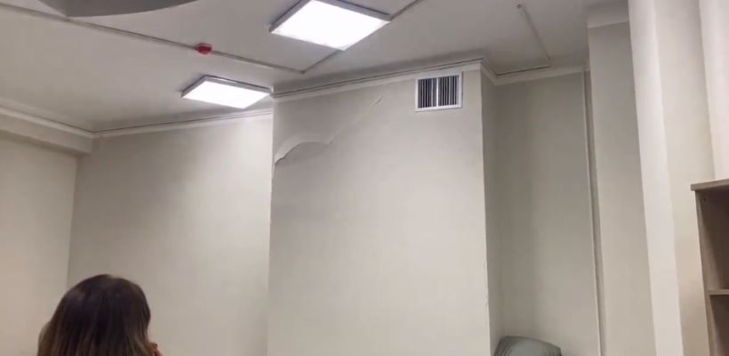 Мэр Якутска: мы научились строить школы за 9 месяцев. На пресс-конференции мэра в новой школе треснула стена