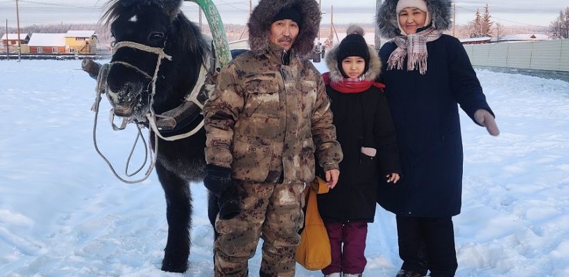 "Гараж и бензин не нужны!": Васильевы из Мегино-Кангаласского улуса ездят на работу на упряжке