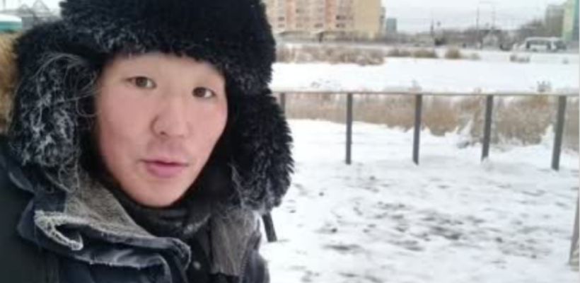 В День добровольца Антон Васильев собирает мусор и помогает лежачей больной