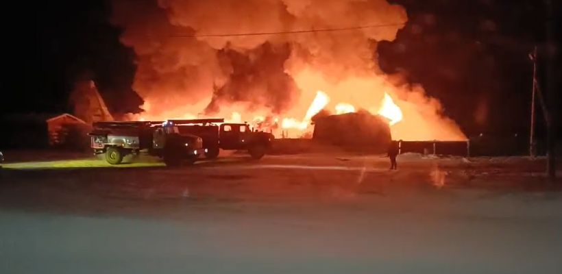 В Якутии сгорело придорожное кафе, которое удивляло посетителей множеством чучел животных и другими экспонатами