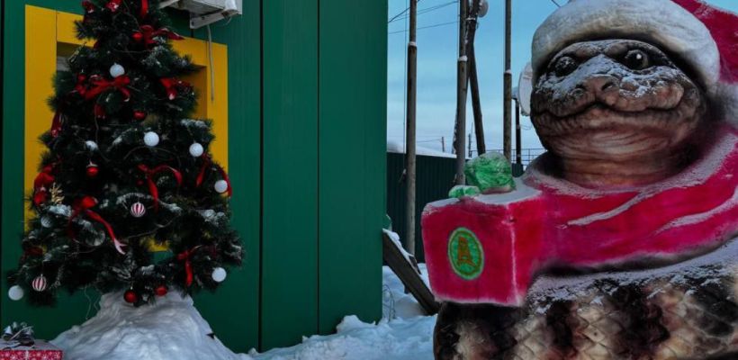 Народный скульптор из Амгинского улуса Аполлон Захаров традиционно изготовил новогодние фигуры