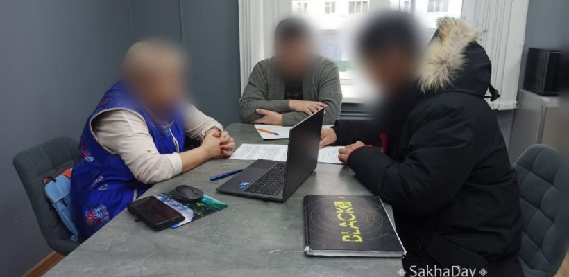 Фотофакт: полицейские опрашивают участников пирамиды "OneSW" в Якутске