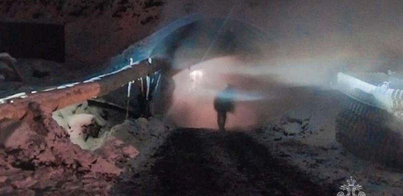 В Якутии горноспасатели извлекли из-под завалов на шахте "Инаглинская" тело мужчины