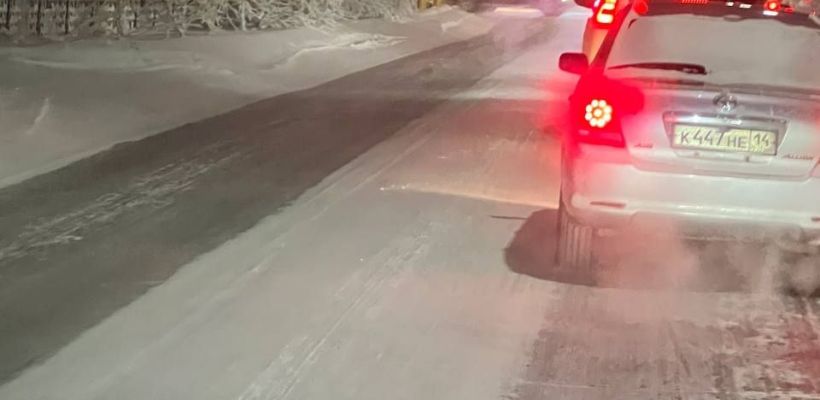 Дорожники объяснили, почему посередине дороги остаётся снежный бугорок