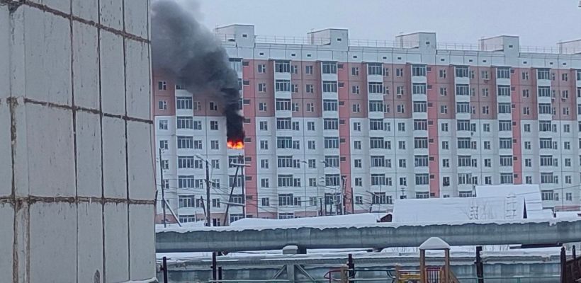 Фотофакт: В одном из домов в Якутске вспыхнул балкон