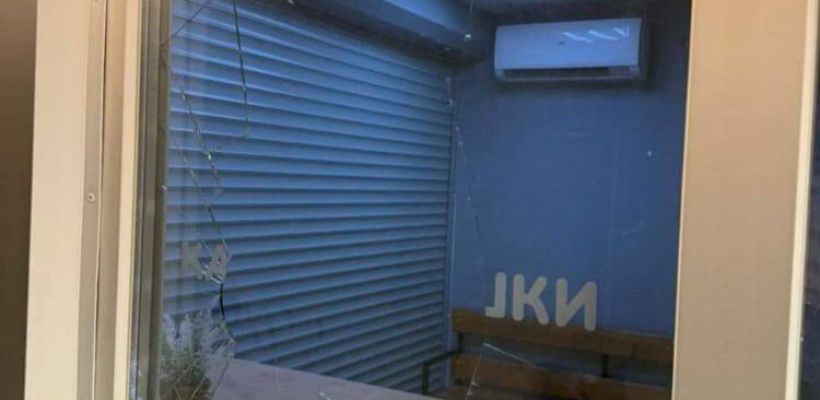 Фотофакт: Очередной акт вандализма в теплой остановке в Якутске