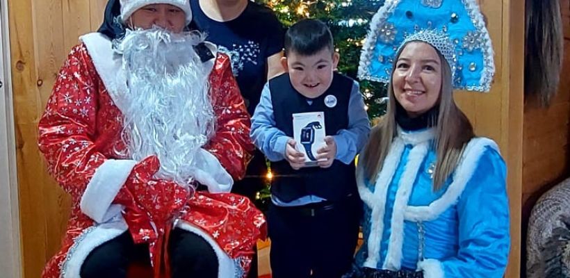 «Ёлка добра»: солнечные дети поверили в чудеса благодаря клиентам АЭБ