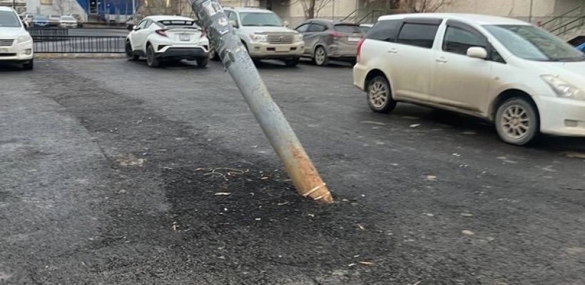 В Якутии наградили госпремией в 500 тысяч рублей подрядчика, который оставил после ремонта столб, закатанным в асфальт