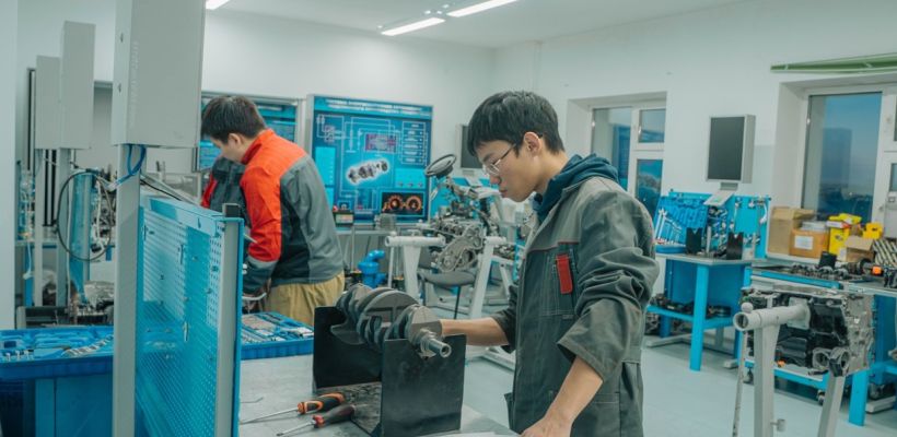 Свыше 300 школьников Якутии получили свои первые профессии