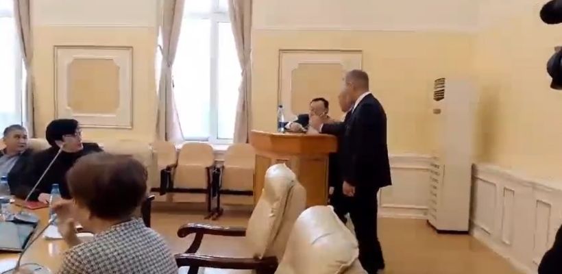 В Якутии из-за борьбы за власть писатели едва не превратили съезд в мордобой