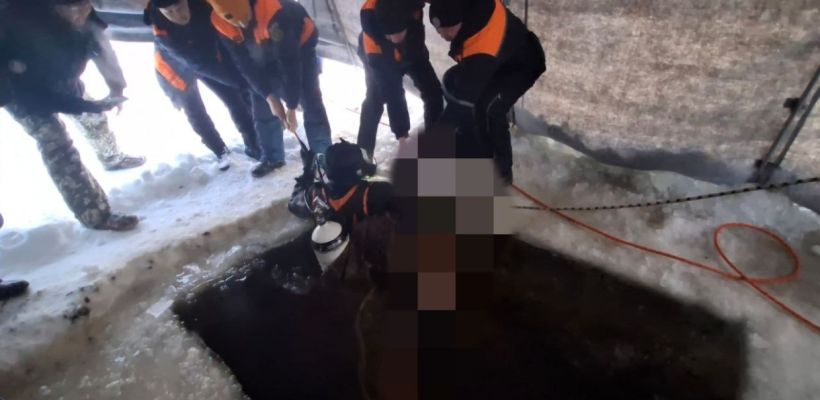 Тело мужчины подняли из проруби водолазы Службы спасения Якутии