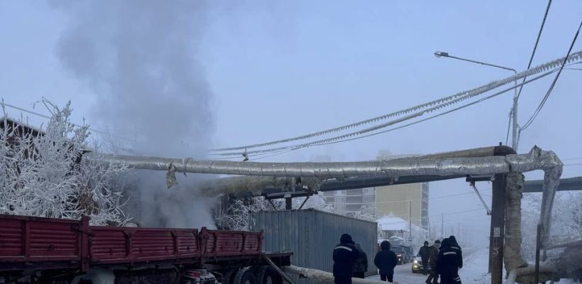 Фотофакт: В Якутске большегруз снес трубу