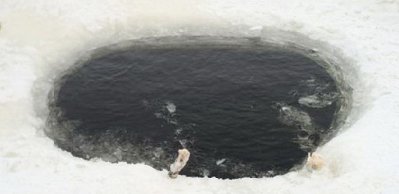 В Якутии в проруби обнаружено тело человека. Скорее всего, его утопили