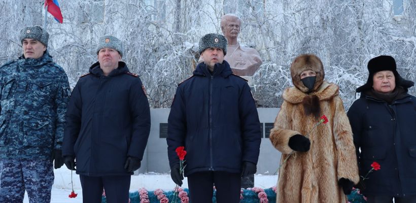 В Якутске росгвардейцы почтили память Александра Рыжикова и Станислава Голомарева