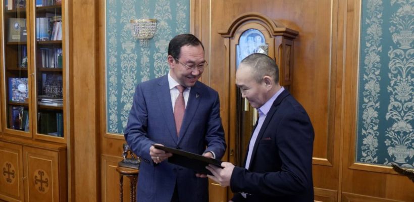 Глава Якутии подарил бойцу Андрею Григорьеву якутский нож