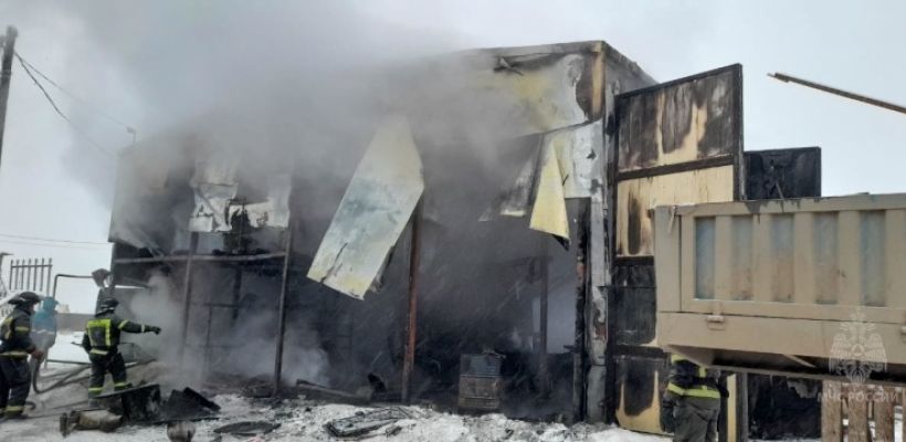 В Якутске горело 2-этажное строение и грузовой автомобиль