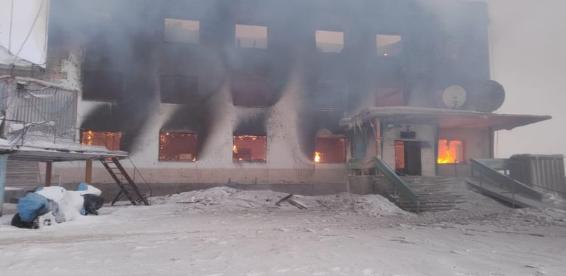 Пожар уничтожил административное здание и школу в Нижнеянске