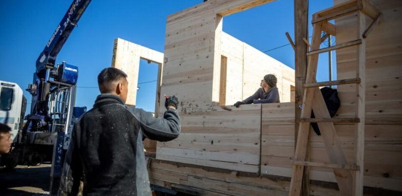 Жителям Арктики помогут с доставкой материалов для строительства домов