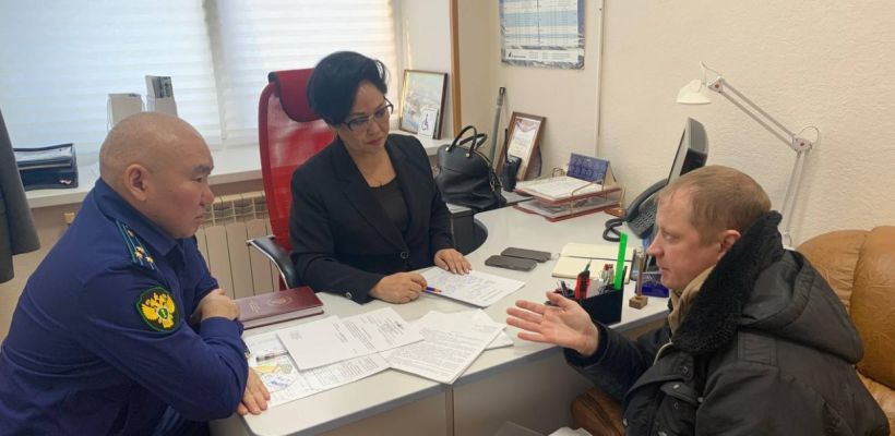 Прокурор наведался в компанию «Аэропорты Севера» из-за  работника, объявившего голодовку