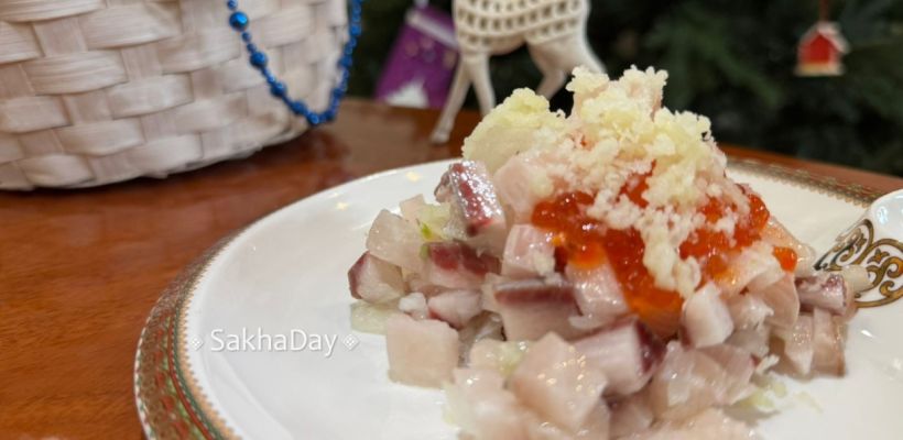 Фотофакт: Шеф Николай Атласов приготовил салат с яблочным снегом