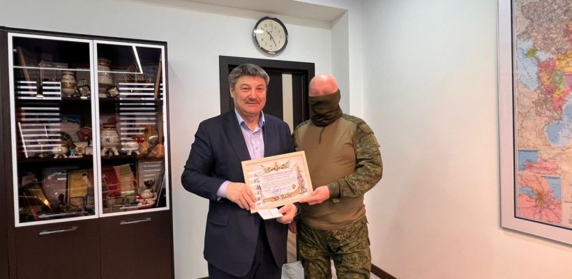 Генеральному директору АО «АК «ЖДЯ» передали благодарность и медаль за оказание гуманитарной помощи СВО