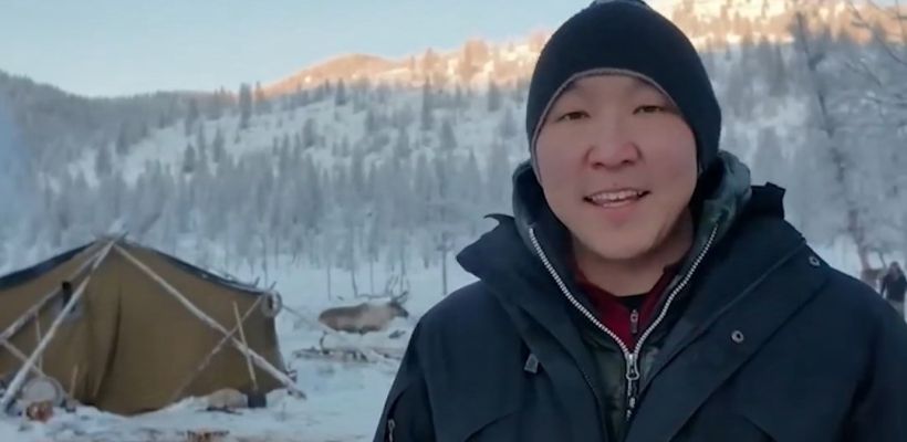 Корреспондент «Якутия 24» накормил оленей «естественной солью», потому что так заведено на Севере