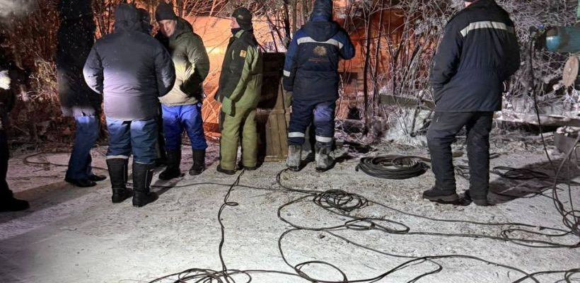 Аварийная бригада устраняет дефект на теплосетях НГРЭС